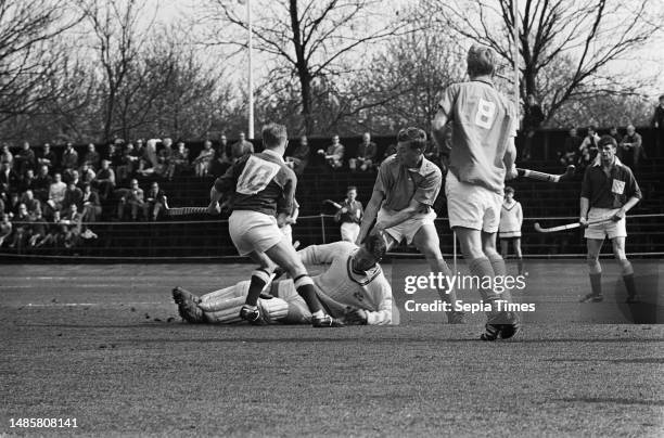 Hockey Netherlands against Ireland 3-2, goalie Cahill threatened by Westdijk and Eikelboom , May 2 field hockey.