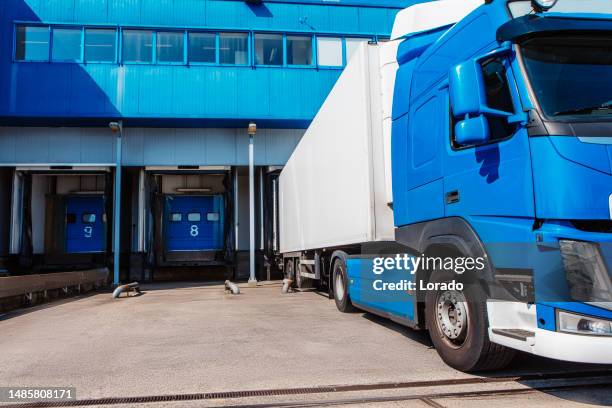 supply chain truck - personal land vehicle stock pictures, royalty-free photos & images