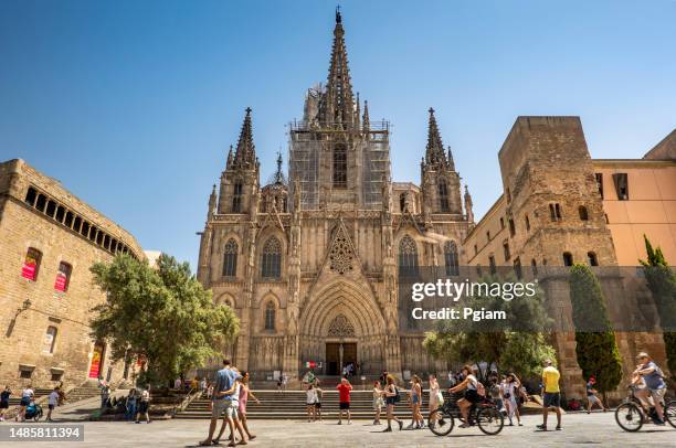 touristen spazieren an der kathedrale von barcelona in spanien vorbei - gotisches viertel barcelona stock-fotos und bilder