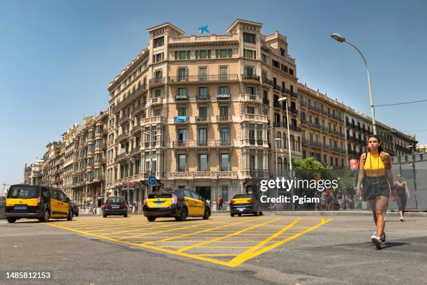 taxi e persone vicino alla piazza della catalogna nella città di barcellona catalogna spagna - plaza de catalunya foto e immagini stock