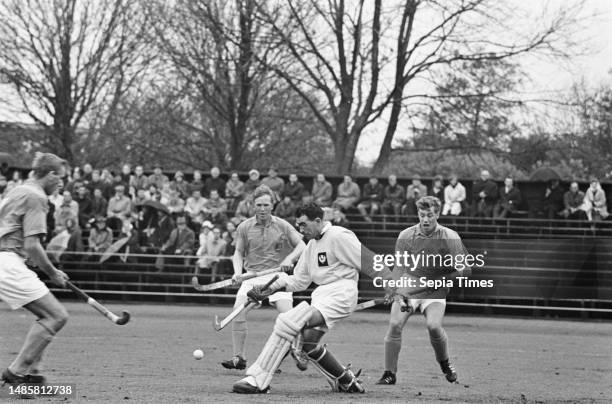 Hockey Netherlands against Scotland 4-1, Scottish goalie Rams manages to kick ball away, May 8 field hockey, goalies.