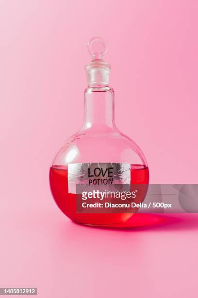 close-up of baking soda against pink background,romania - afrodisíaco fotografías e imágenes de stock