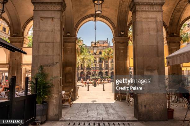 plaça reial platz in barri gotic an der la rambla in barcelona, katalonien, spanien - gotisches viertel barcelona stock-fotos und bilder