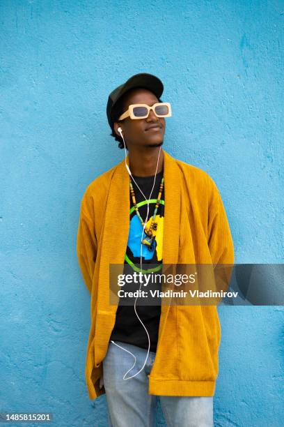 casual young man with hands behind his back and  looking away - afroamerikansk kultur bildbanksfoton och bilder