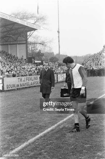 Holland Sport against Feyenoord 0-0. Van Hanegem injured, November 22 sports, soccer.