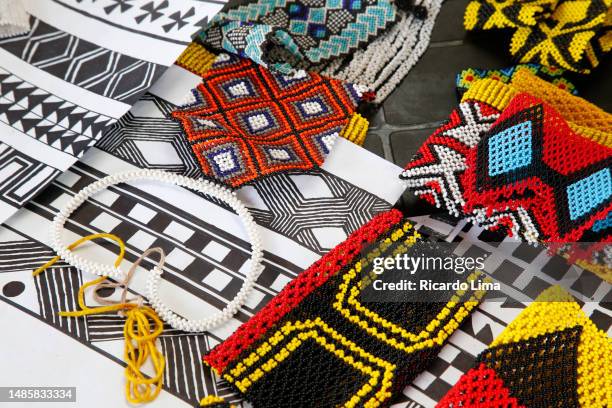 indigenous handicraft exposed for sale at open air fair, brazil - kayapo indianer stock-fotos und bilder