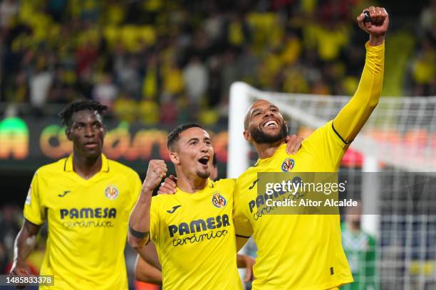 Etienne Capoue of Villarreal CF celebrates with teammate Yeremi Pino after scoring the team's fourth goal during the LaLiga Santander match between...