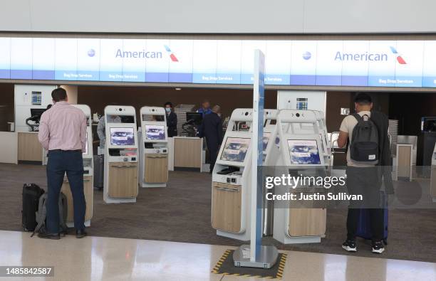 Am Check In American Airlines Check In Photos and Premium High Res Pictures - Getty ...