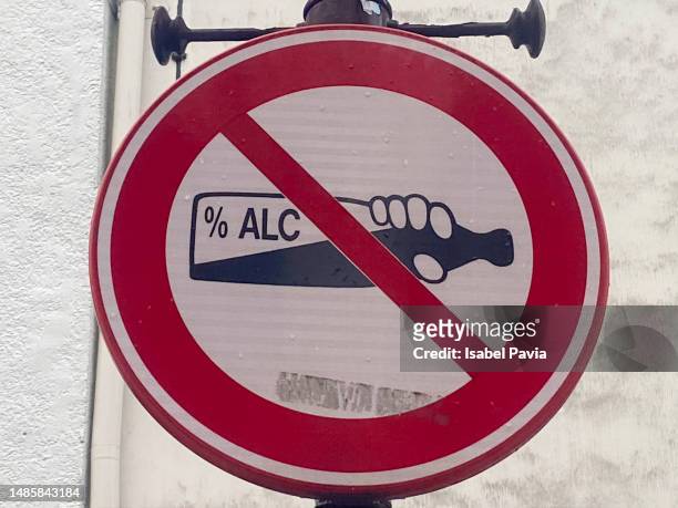forbidden drink alcohol sign - förbudstiden bildbanksfoton och bilder