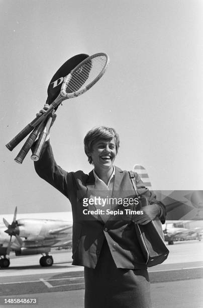 Astrid Suurbeek to Tokyo. Just before departure at Schiphol, August 23 Departures, The Netherlands, 20th century press agency photo, news to...