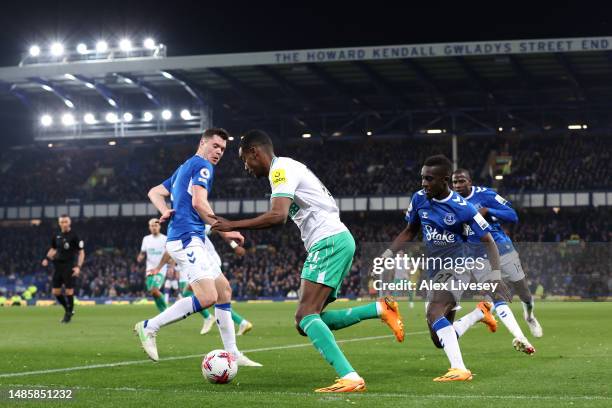 Alexander Isak of Newcastle United dribbles past Michael Keane and Idrissa Gueye of Everton in the build up to the fourth Newcastle United goal...