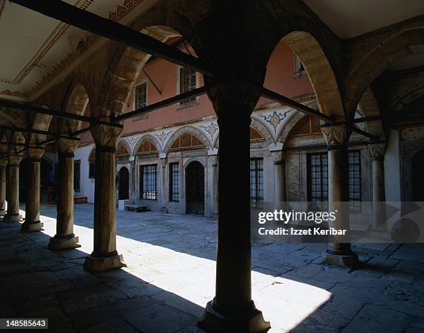 courtyard of the harem at topkapi palace. - harem of topkapi palace - fotografias e filmes do acervo