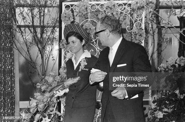 Opening Keukenhof, Minister Vrolijk with flower girl, 30 March 1966, Openings, The Netherlands, 20th century press agency photo, news to remember,...