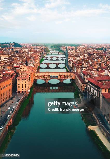 ponte vecchio luftbild - florenz italien stock-fotos und bilder