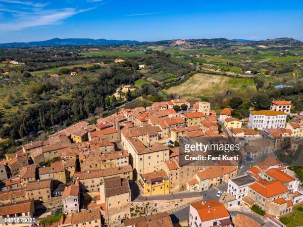bibbona, italienische mittelalterliche stadt in der toskana von drohne - bibbona stock-fotos und bilder