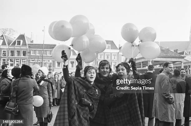 Opening students lustrum in Leiden, at the opening the girls walked with balloons, in the middle Erica Terpstra, January 20 MEISJES, OPENINGS,...