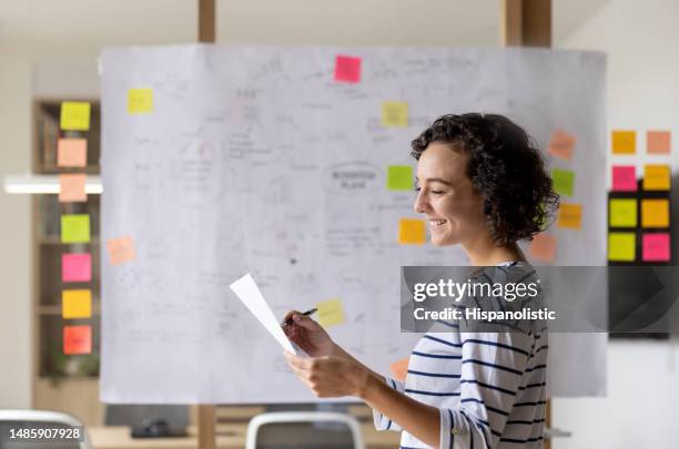 young business woman creating a marketing strategy at the office - plano de atividades imagens e fotografias de stock