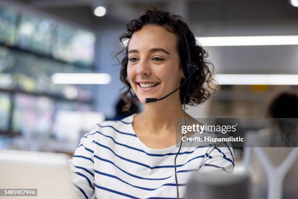 kundendienstmitarbeiter, der während der arbeit in einem callcenter ein headset verwendet - servierte stock-fotos und bilder