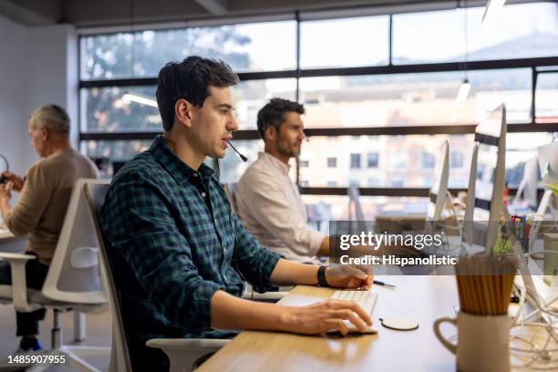 men working as customer service representatives at a call center - voip 個照片及圖片檔