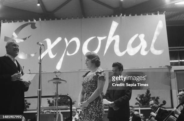Opening Expohal in Hilversum by Princess Irene mayor J. G. Boer offers Princess Irene gift, 12 October 1960, CADEAUS, Openings, mayors, The...