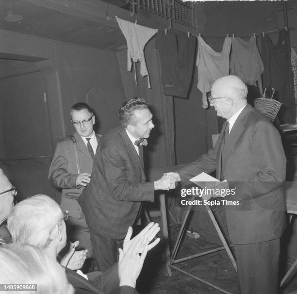 Opening Children's Book Week 1962, alderman Koets hands Jean Dulieu the prize of one thousand guilders, October 29 KINDERBOEKENWEEK, Openings,...