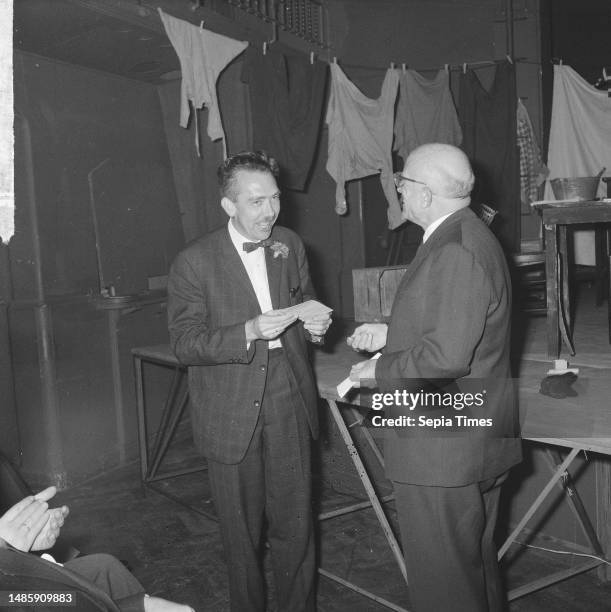 Opening Children's Book Week 1962, alderman Koets hands Jean Dulieu the prize of one thousand guilders, October 29 KINDERBOEKENWEEK, Openings,...