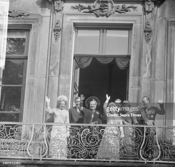 Opening of the States General, balcony Lange Voorhout palace from left to right Princess Beatrix, Claus, Queen Juliana, Christina, Pieter, Margriet...