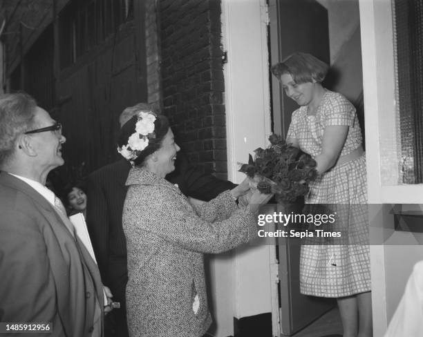 Opening of the Youth Center De Oude Binnenstad by Mrs. Van Hall , the wife of the Mayor of Amsterdam. Mrs. Van Hall during the opening ceremony,...