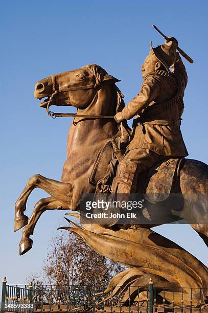 pancho villa statue on horse at cerro de la bufa hill. - pancho villa 個照片及圖片檔