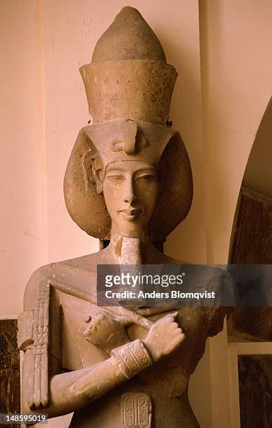 statue of the pharaoh akhenaten (also known as amenophis iv) the revolutionary leader of the 18th dynasty of ancient egypt, husband of nefertiti and father of tutankhamun. on display at the egyptian museum. - akhenaten stockfoto's en -beelden