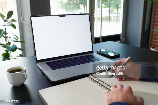 weißer leerer bildschirm des laptop-computers - template computer stock-fotos und bilder