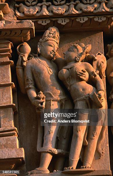 stone carving of vishnu and laxmi posing at parsvanath temple. - khajuraho 個照片及圖片檔