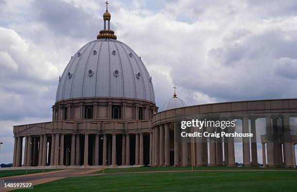 the massive basilique de notre dame de la paix. - notre dame de yamoussoukro stock pictures, royalty-free photos & images