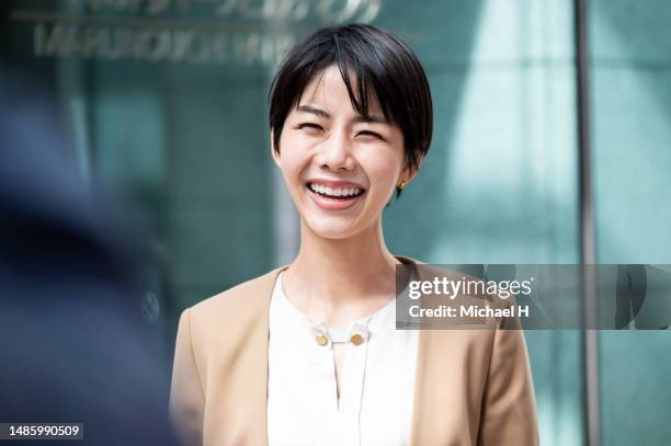 portrait of a confident and successful young asian businesswoman looking at camera with smile - cream coloured suit 個照片及圖片檔