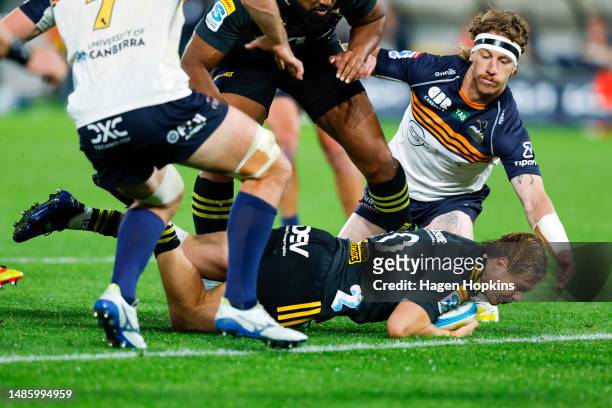 Aidan Morgan of the Hurricanes scores a try during the round 10 Super Rugby Pacific match between Hurricanes and ACT Brumbies at Sky Stadium, on...