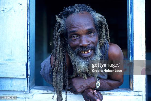 jamaican rasta in window. - cultura de jamaica fotografías e imágenes de stock