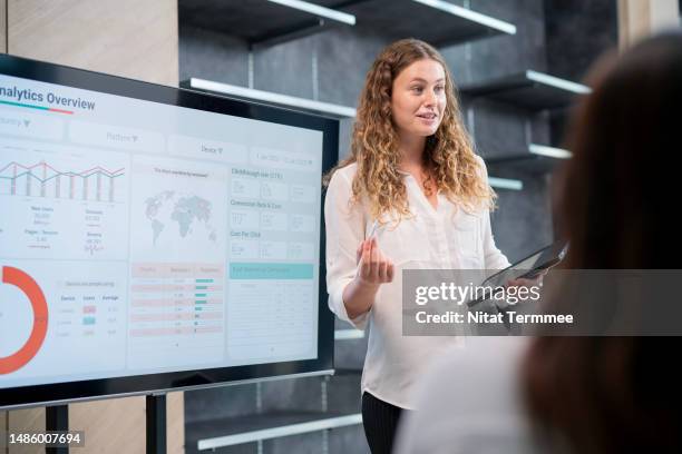 using a swot analysis tool can help you identify the internal and external risk factors affecting your business. business development manager on a business meeting to strategic planning review and risk factor (quarterly, half-yearly, or yearly). - congresso organizações imagens e fotografias de stock