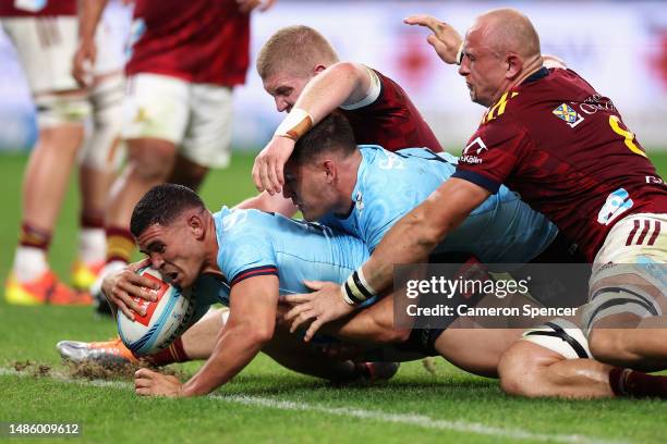 Izaia Perese of the Waratahs scores a try during the round 10 Super Rugby Pacific match between NSW Waratahs and Highlanders at Allianz Stadium, on...