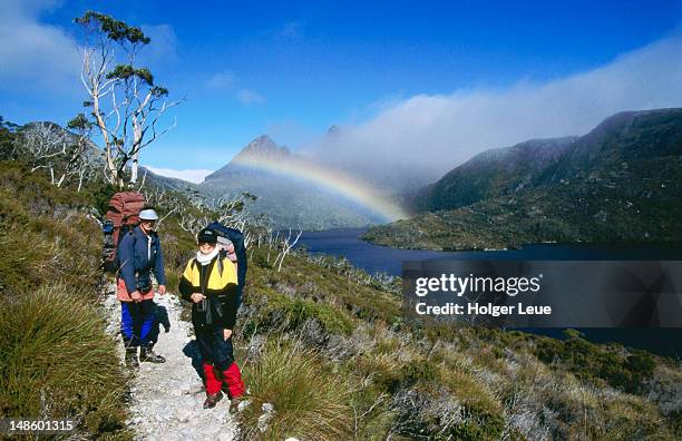 bushwalkers on overland track, dove lake. - cradle mountain stock pictures, royalty-free photos & images
