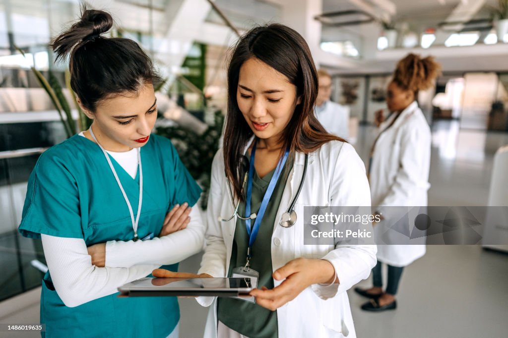 Ärztinnen im Gespräch auf dem Krankenhausflur