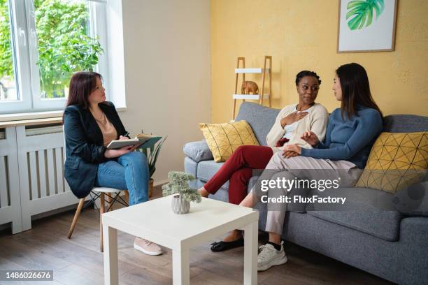 pareja lesbiana multirracial en la consejería matrimonial - terapia de pareja fotografías e imágenes de stock