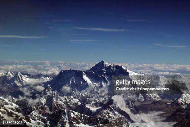 aerial view of mount everest and himalaya mountains, nepal - mt everest stock-fotos und bilder