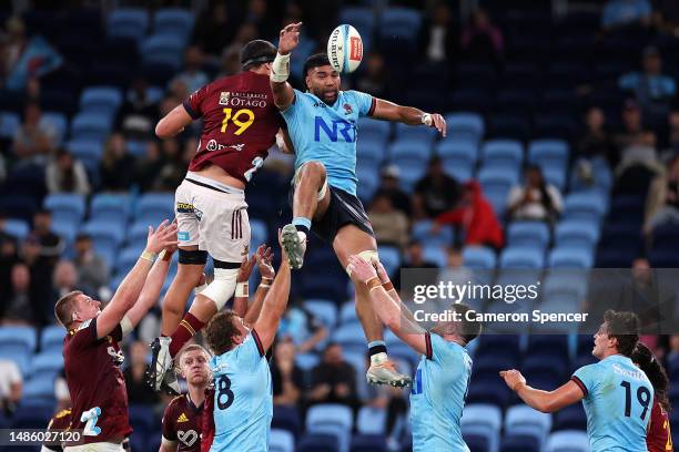 Taleni Seu of the Waratahs and Pari Pari Parkinson of the Highlanders contest a lineout during the round 10 Super Rugby Pacific match between NSW...