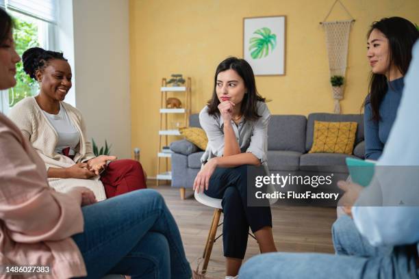 groupe multiracial de femmes et d’hommes, à la thérapie de groupe - femme dans un groupe dhommes photos et images de collection