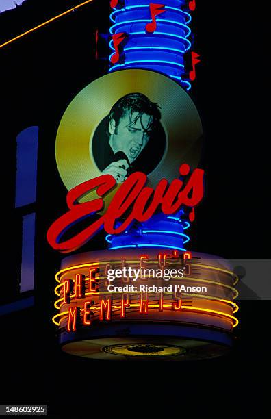 sign above entrance to elvis presley's club on beale street. - memphis stock-fotos und bilder