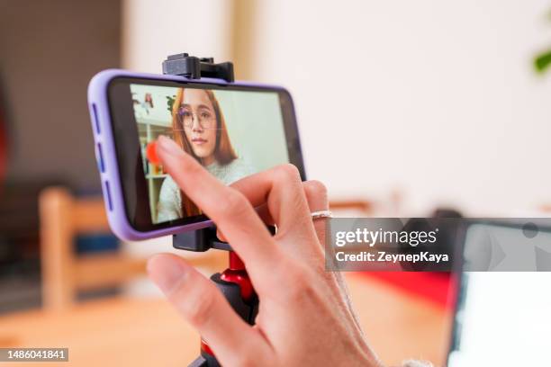 primer plano del dedo presionando el botón de grabación de video en el teléfono - grabar fotografías e imágenes de stock