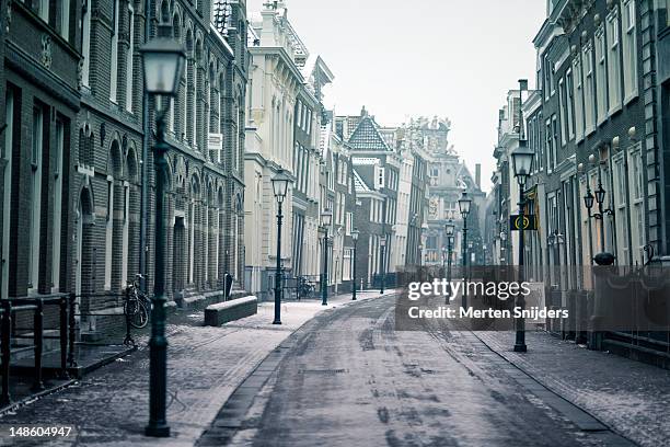 forward leaning buildings and houses on cold grote oost street during winter, with facade of west-fries museum on roode steen in the background. - the way forward stock-fotos und bilder