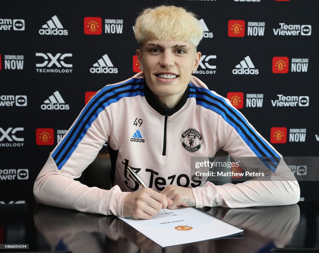 Man United winger puts pen to paper with new deal