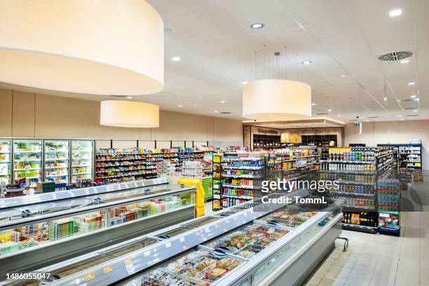 a well stocked and modern supermarket - 大賣場 個照片及圖片檔
