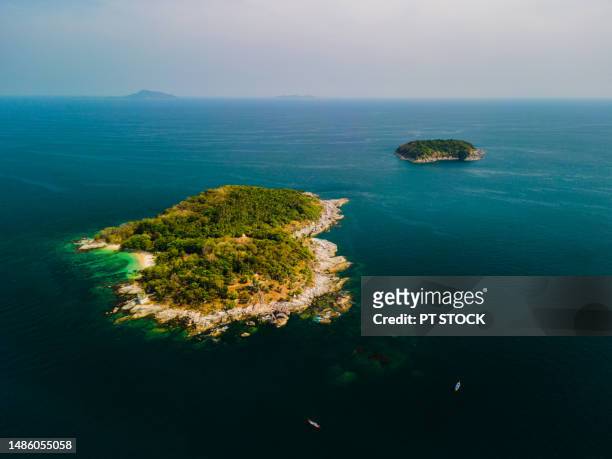 an aerial view of the heart-shaped mountain and the clear and beautiful emerald green waters. - queensland map stock pictures, royalty-free photos & images